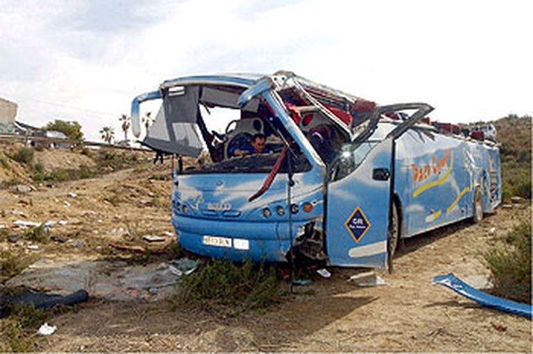 Estado En El Que Ha Quedado El Autobus Tras El Accidente En La Carretera De Aguilas Murcia A Vera Almeria Actualidad El Pais