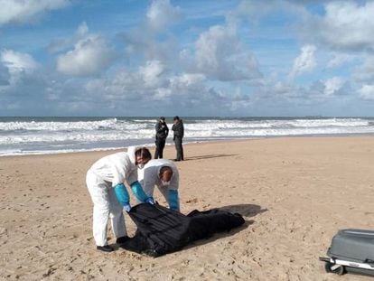 La Guardia Civil trasladaba el lunes el cuerpo de uno de los fallecidos del naufragio de una patera el 5 de noviembre en Caños de Meca (Cádiz).