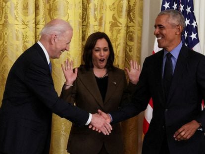 Joe Biden da la mano a Barack Obama bajo la mirada de Kamala Harris.