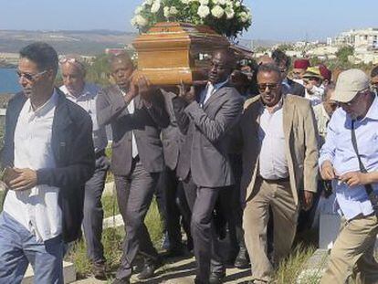 Los restos del escritor fueron sepultados en el cementerio civil de Larache