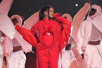 Rihanna, durante su actuación en la Super Bowl, cuando anunció que está embarazada de su segundo hijo.