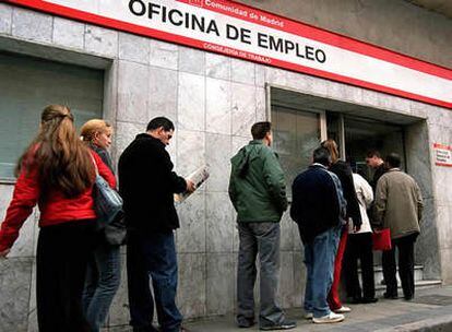 Varios trabajadores forman cola en una oficina de búsqueda de empleo