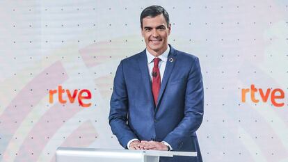 El candidato del PSOE y presidente del Gobierno, Pedro Sánchez, en el debate a tres en RTVE el miércoles por la noche.