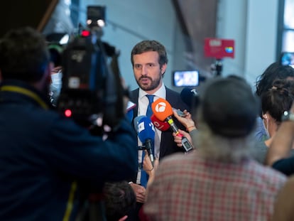 El líder del PP, Pablo Casado, atiende a los medios de comunicación antes de un acto en la Fundación Telefónica.