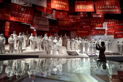 La exposición 'La gente primero, la vida primero' en el palacio de congresos de Wuhan.