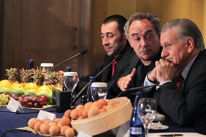 El chef Ferran Adrià, en el centro, acompañado por Valentín Fuster a la derecha, y el periodista Joseph Corbella, a la izquierda, hoy en Madrid durante la presentación del libro <i>La cocina de la salud</i>.