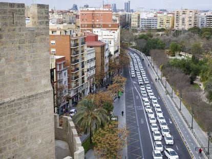 Protesta de taxistas, el 14 de febrero, ante las Torres de Serranos de Valencia.