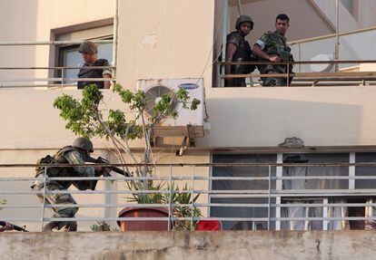 Soldados libaneses entran en el apartamento después del tiroteo. La tensión que vive Siria se ha trasladado a Líbano.