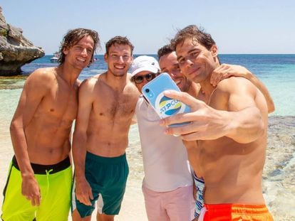 Feliciano, Carreño, Roig, Bautista y Nadal se hacen un selfi en Perth.