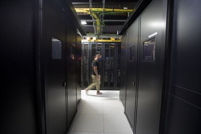 Un operario de Interxion, el lunes en el centro de datos MAD1, donde están alojados los servidores de los proveedores de contenido de internet.