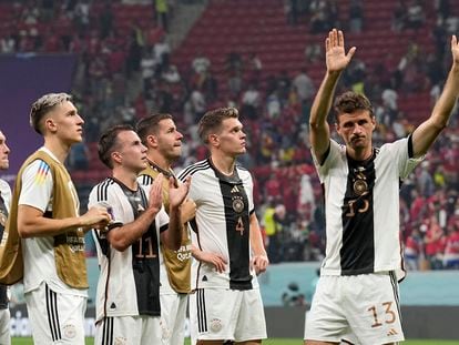Los jugadores de Alemania se despiden de la afición después del partido ante Costa Rica este jueves.