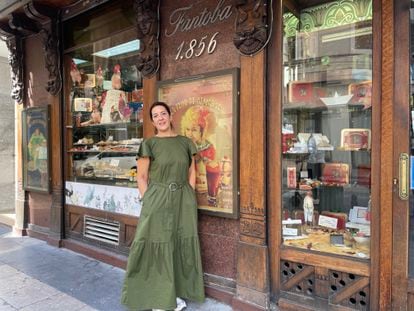 Ivana Molina, gerente de Fantoba, posa frente a la tradicional fachada de la confitería.