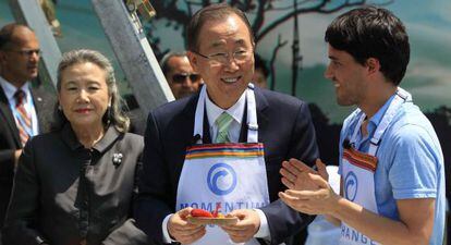El secretario general de la ONU, Ban Ki-moon, y el cocinero Virgilio Mart&iacute;nez en la Cumbre del Clima en Lima.