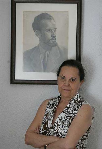 Coral Pellicer, junto a un retrato de su padre.