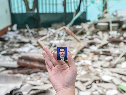 Proceso de paz en Colombia: Retrato de Simeón Delgado, vigilante que falleció en un atentado, en Saravena, Arauca