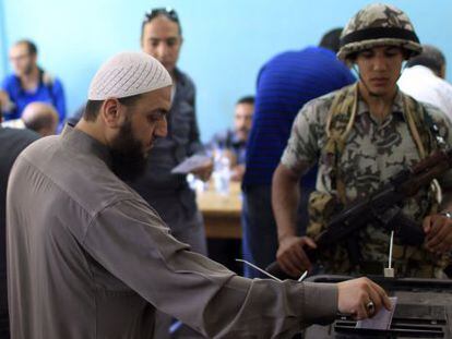 Un hombre deposita su voto en Al Sharqya.