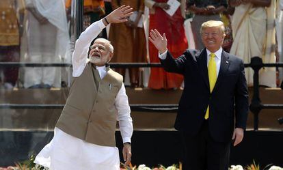 El primer ministro indio Modi salud junto a Trump, este lunes en el estadio de Ahmedabad.