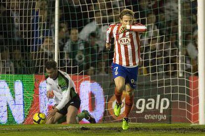Forlán vuelve hacia su campo tras lograr el gol rojiblanco mientras Torrejón recoge el balón.