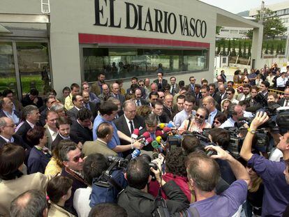 El entonces lehendakari, Juan José Ibarretxe, con el consejero delegado del Grupo Correo, José María Bergareche, que leía el comunicado de condena por el asesinato por ETA del director financiero de 'El Diario Vasco', Santiago Oleaga, en 2001.