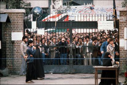 Las manifestaciones contra Estados Unidos empezaron a hacerse habituales en Teherán tras la revolución de febrero de 1979. Acusaban a ese país de haber apoyado al rey, el shah Reza Pahlevi, y querían evitar que el Gobierno norteamericano le concediera asilo mientras estaba ingresado en un hospital de Nueva York. Ya el 1 de noviembre, tres días antes del asalto a la Embajada norteamericana, una multitud se congregaba a sus puertas como se ve en la imagen.