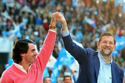 El entonces candidato del PP a las elecciones generales de marzo de 2008, Mariano Rajoy, levanta la mano junto al expresidente José María Aznar durante un mitin en la plaza de toros de León. Era la segunda oportunidad de Rajoy para conquistar la presidencia. Sería derrotado una vez más por Rodríguez Zapatero.