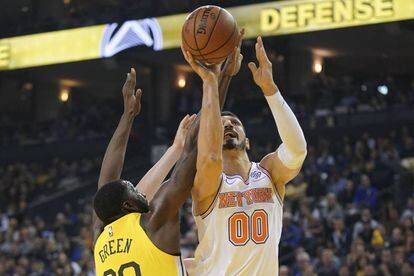 Enes Kanter, jugador de los Knicks, en un partido de la NBA esta temporada.