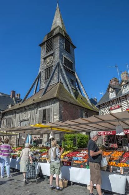 Mercado en Honfleur, en la región de Normandía.