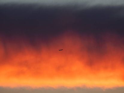 Un avión surca el horizonte, el 9 de agosto de 2018, en Frankfurt, Alemania. 