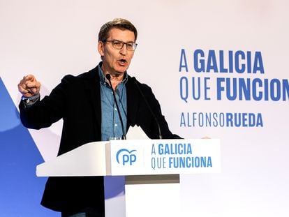 El presidente del PP, Alberto Núñez Feijóo interviene en un acto electoral en Sarria, este sábado en Lugo.