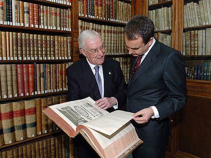 José Luis Rodríguez Zapatero y Víctor García de la Concha, en la Real Academia Española.