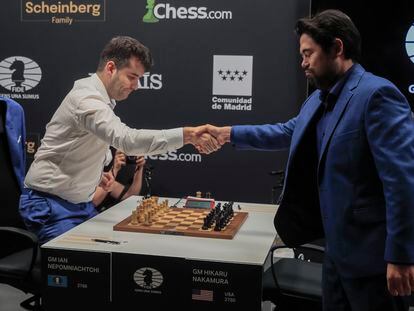 El ruso Ian Nepómniachtchi y el estadounidense Hikaru Nakamura, antes de su partida en el Torneo de Candidatos.