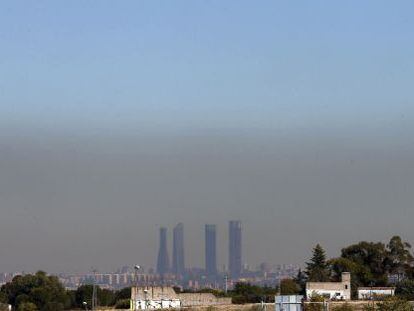 Vista de Madrid con el parque empresarial de las Cuatro Torres, en el Paseo de la Castellana, y el cielo oscurecido por la contaminaci&oacute;n en la ciudad. EFE/Archivo