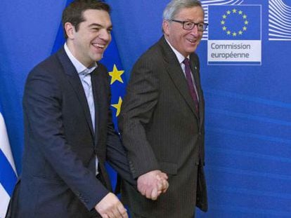 El presidente de la Comisi&oacute;n Europea, Jean-Claude Juncker, lleva de la mano al jefe de Gobierno griego, Alexis Tsipras, este mi&eacute;rcoles en Bruselas.