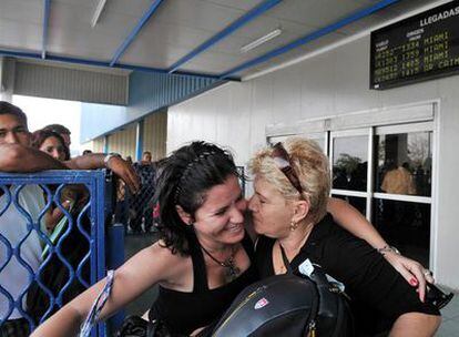 Una mujer cubana recibe a una familiar residente en Estados Unidos ayer en el aeropuerto de La Habana.
