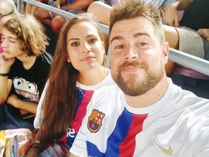 Aitor Miarons y su novia, Rocío, en un partido en el Spotify Camp Nou.