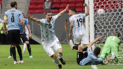 Guido Rodríguez celebra su gol con Argentina.