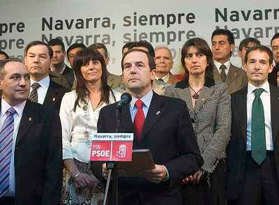 Fernando Puras (en el centro), candidato de los socialistas a la presidencia de Navarra, durante la lectura del comunicado.