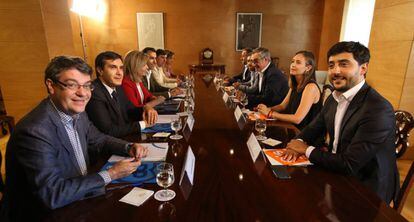 Reuni&oacute;n de los equipos de negociaci&oacute;n del PP y Ciudadanos.