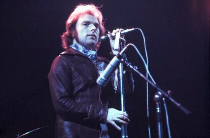 Van Morrison actuando en Inglaterra en 1974.