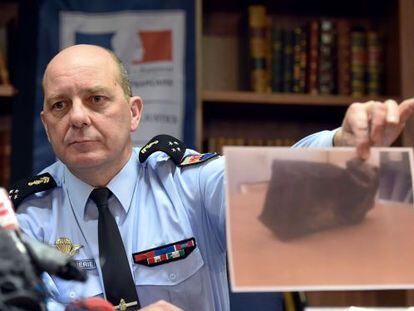 Un general de la Gendarmeria mostra una foto de la segona caixa negra.
