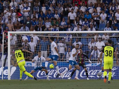 El defensa del Girona, Juan Pedro Ramirez Juanpe, golpea el balón ante los defensores del CD Tenerife en el lance que daría lugar al 0-1 visitante.