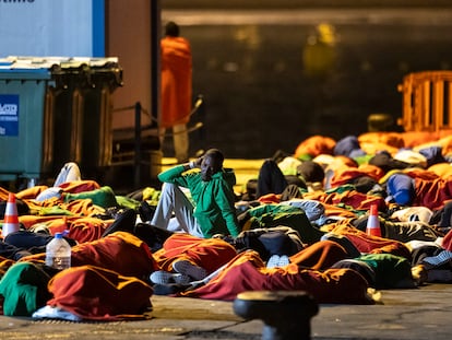 Unos 200 migrantes que llegaron en la tarde noche del viernes a Tenerife en dos cayucos dormían en la noche del viernes al sábado en el muelle de Los Cristianos.