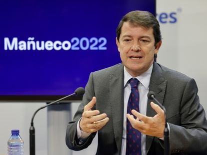 El candidato del PP de Castilla y León a las Elecciones Autonómicas del 13 de febrero, Alfonso Fernández Mañueco, en una conferencia de prensa, el lunes.