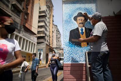 Un hombre pinta un mural del médico José Gregorio Hernández en el barrio La Pastora, en Caracas, el pasado 26 de abril.