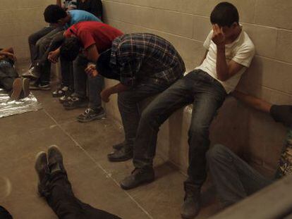 Migrantes retenidos por la Patrulla Fronteriza de McAllen, Texas.