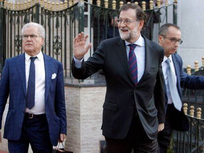 El expresidente del Gobierno Mariano Rajoy, a su salida del restaurante de Santa Pola, este jueves.