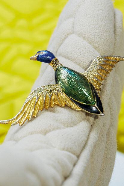 Broche con forma de pájaro sobre butaca de Pierre Frey.