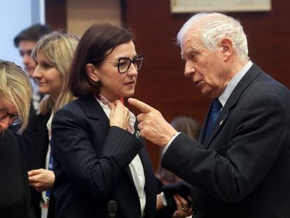 El alto representante para Política Exterior de la UE, Josep Borrell, charla con la Secretaria de Estado española de Cooperación Internacional, Eva María Granados Galiano, este lunes en Bruselas.