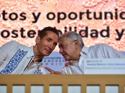 Andrés Manuel López Obrador conversa con el presidente de la ABM, Daniel Becker, durante la inauguración de la conferencia bancaria anual, en Mérida (México), el 16 de marzo de 2023.