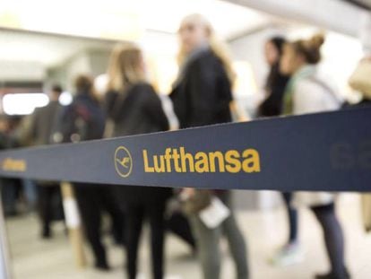 Varias personas hacen cola ante un mostrador de Lufthansa, en el aeropuerto de Berlín (Alemania).